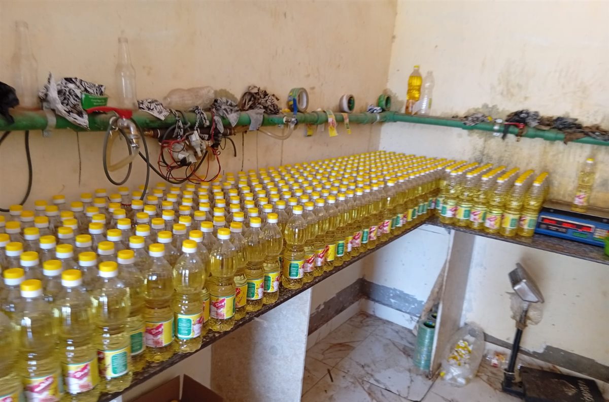 ضبط مصنع غير مرخص لتعبئة زيت الطعام في المنوفية&nbsp;