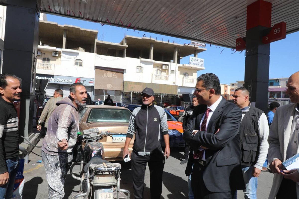 محافظ البحر الأحمر يتفقد محطات الوقود بالغردقة 