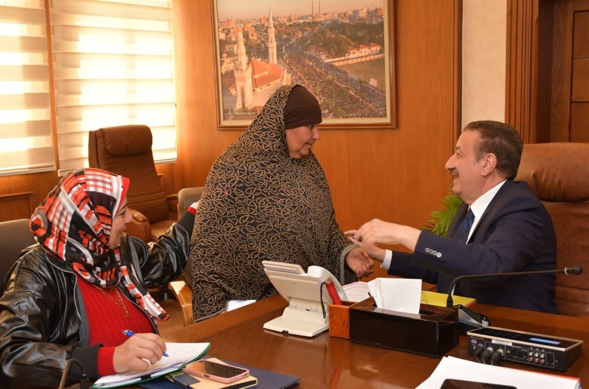 محافظ بورسعيد يستمع لشكاوي المواطنين 