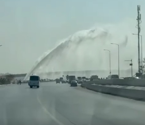 <strong>انفجار ماسورة مياة على طريق الواحات بأكتوبر</strong>