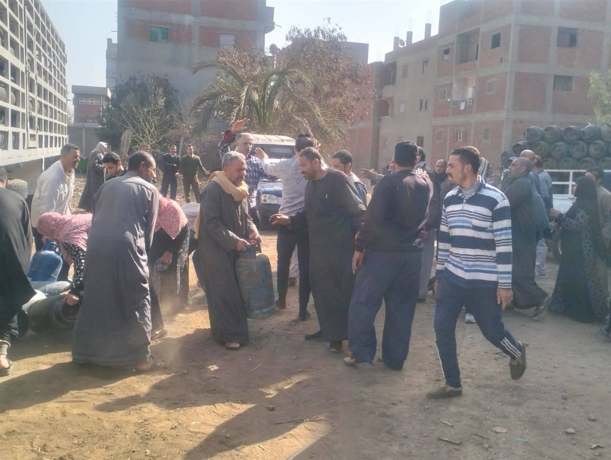 توزيع اسطوانات الغاز في المنوفية يتواجد شرطي للتأمين
