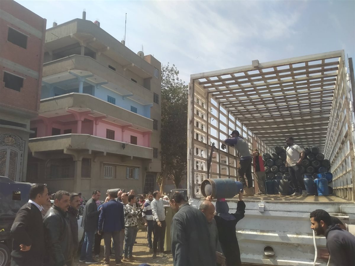 توزيع اسطوانات الغاز في المنوفية يتواجد شرطي للتأمين