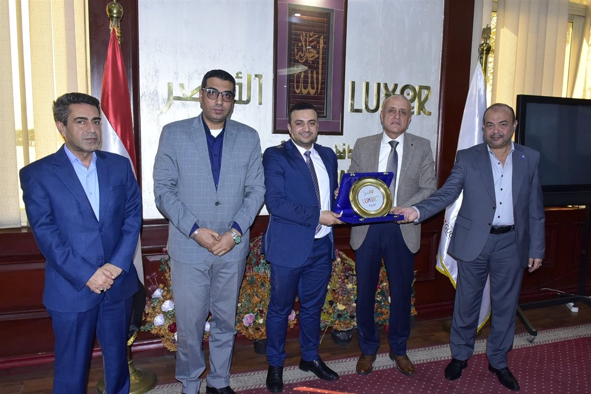 محافظ الأقصر يكرم مدير هيئة الرعاية الصحية السابق&nbsp;