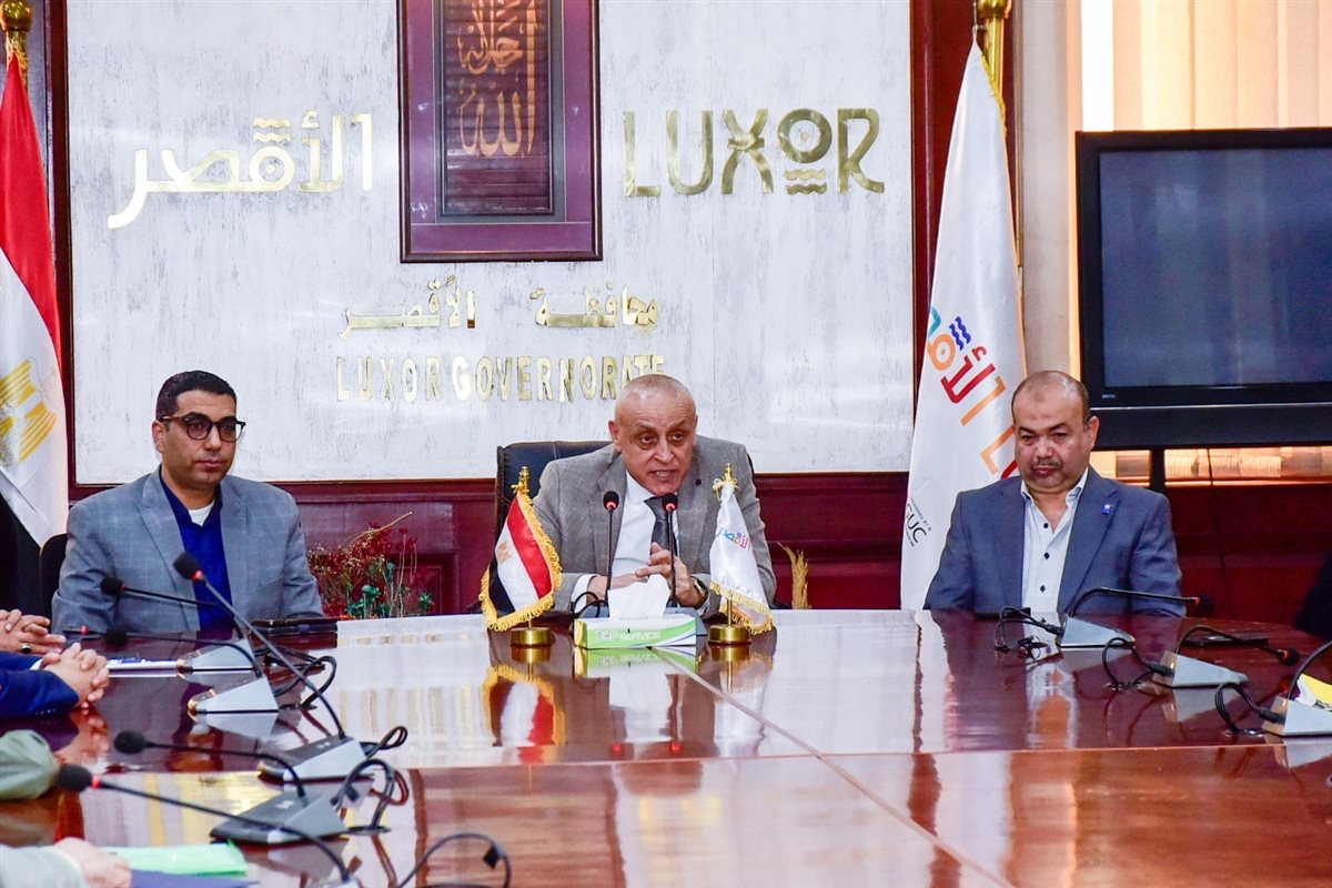 محافظ الأقصر يكرم مدير هيئة الرعاية الصحية السابق&nbsp;