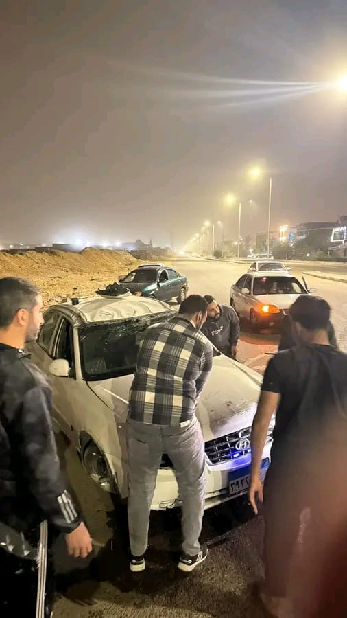 انقلاب سيارة ملاكي بطريق الحي العاشر بمدينة العاشر من رمضان