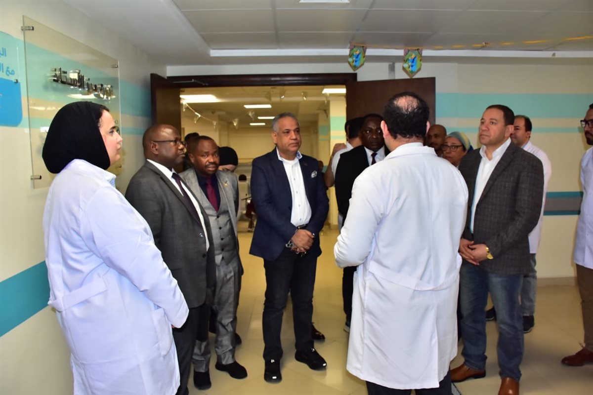 جولة الوفد الأفريقي بمستشفى الأورام&nbsp;