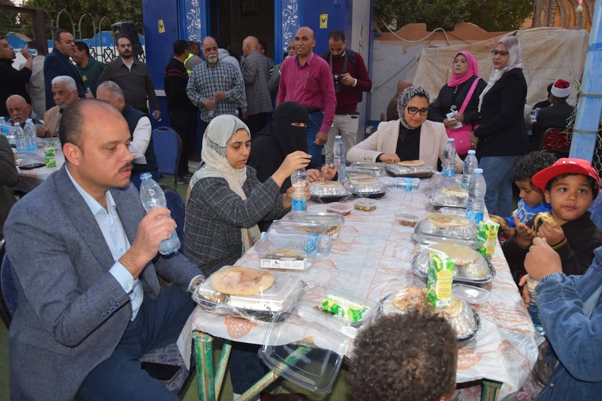 جانب من الافطار الجماعي بحضور محافظ الوادى الجديد
