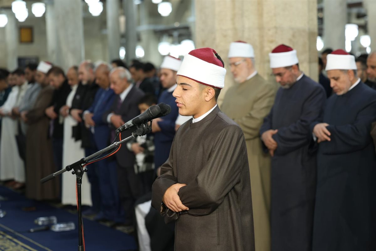 أئمة قبلة الجامع الأزهر يؤدون صلاة التراويح