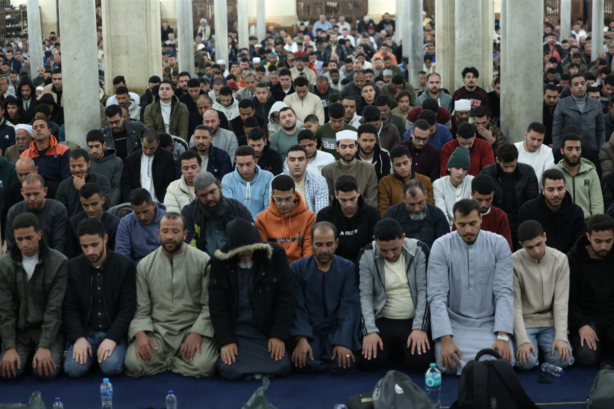 أئمة قبلة الجامع الأزهر يؤدون صلاة التراويح
