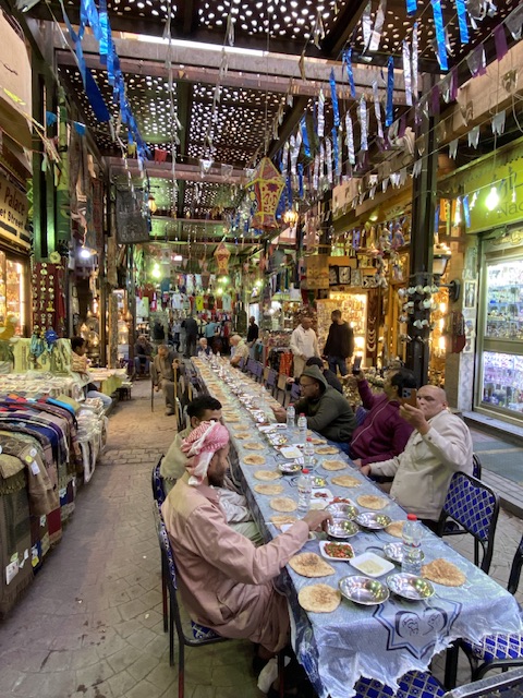السائحون يتناولون طعام الإفطار بالسوق السياحي بالأقصر&nbsp;