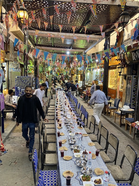 السائحون يتناولون طعام الإفطار بالسوق السياحي بالأقصر&nbsp;
