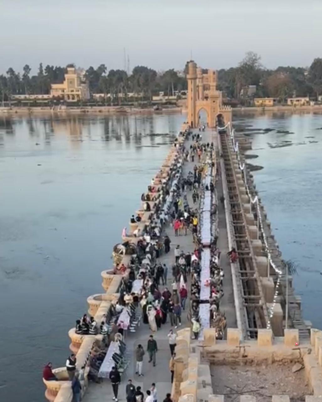 أهالي منشأة القناطر يجتمعون على مائدة إفطار واحدة