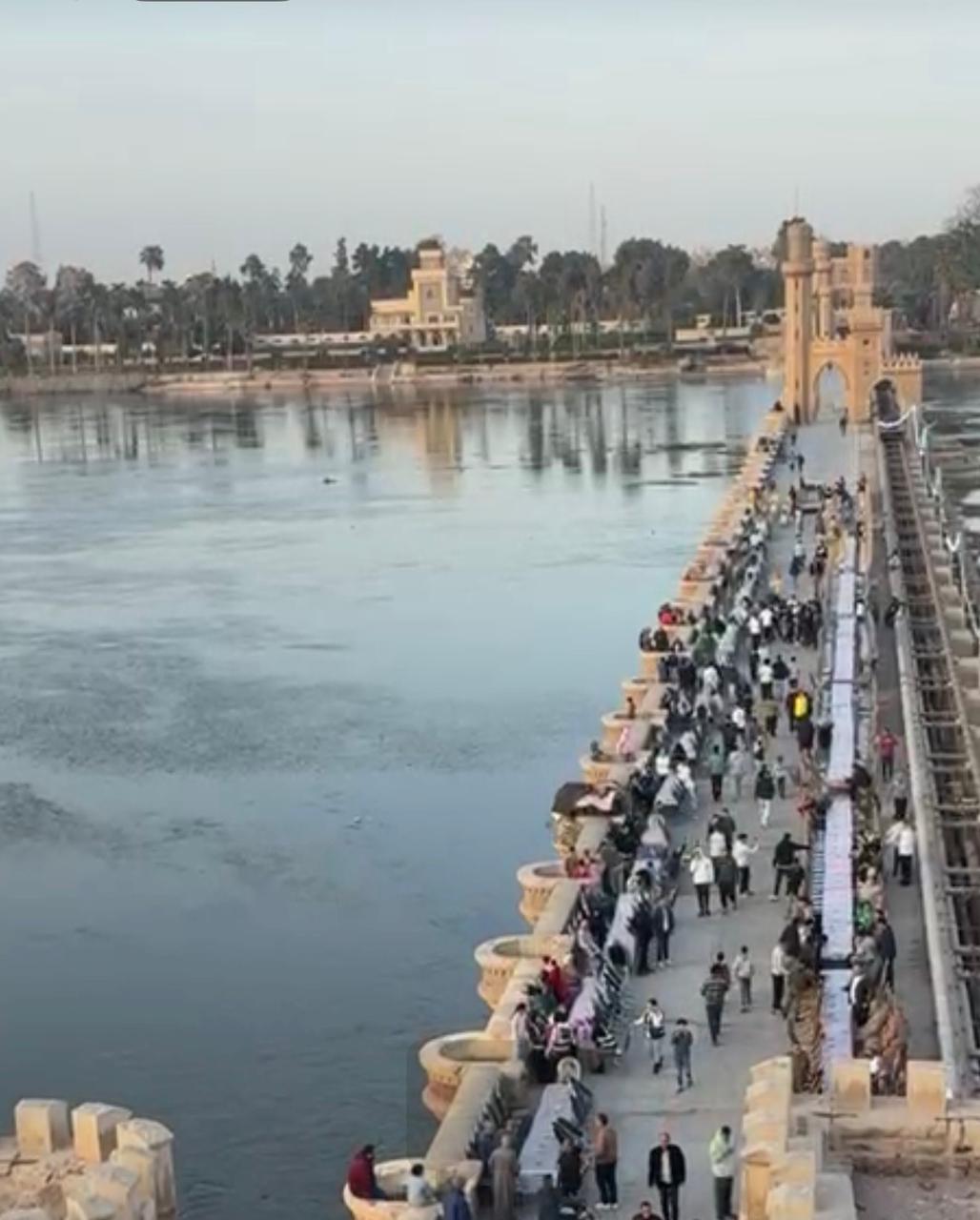 أهالي منشأة القناطر يجتمعون على مائدة إفطار واحدة
