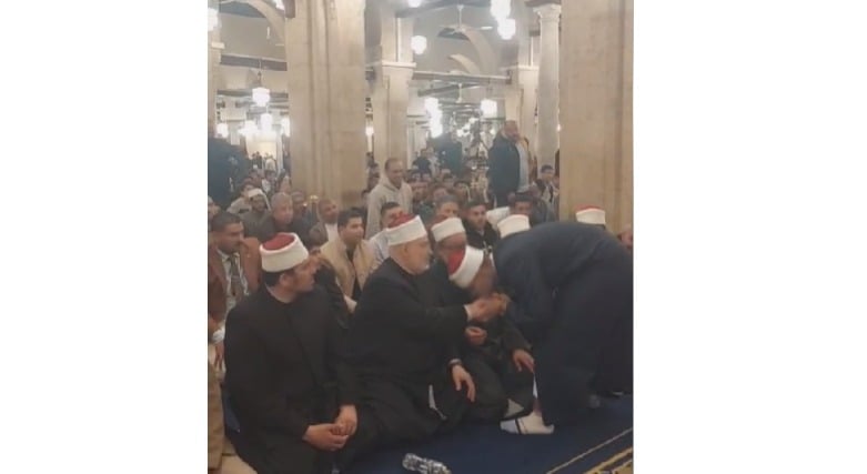الطالب زياد حجاج أصغر إمام قبلة للجامع الأزهر بتوجيهات الإمام الطيب.. ويقبل يد الدكتور الضويني عقب الانتهاء من الصلاة