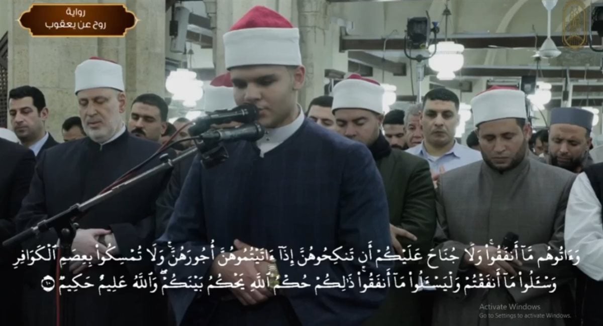 الطالب زياد حجاج أصغر إمام قبلة للجامع الأزهر بتوجيهات الإمام الطيب.. ويقبل يد الدكتور الضويني عقب الانتهاء من الصلاة