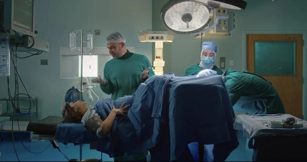 بعد انتقادات مشهد الولادة بـ مسلسل الكينج.. ميرنا جميل توضح: بنهزر مش أكتر