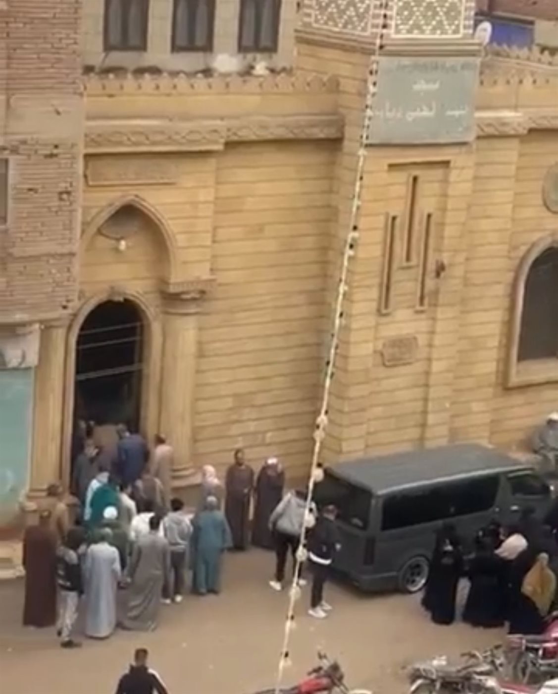 وصول جثمان &nbsp;الفنانة نهال القاضي لصلاة الجنازة عليها بمسجد أبو دياب بالشرقية