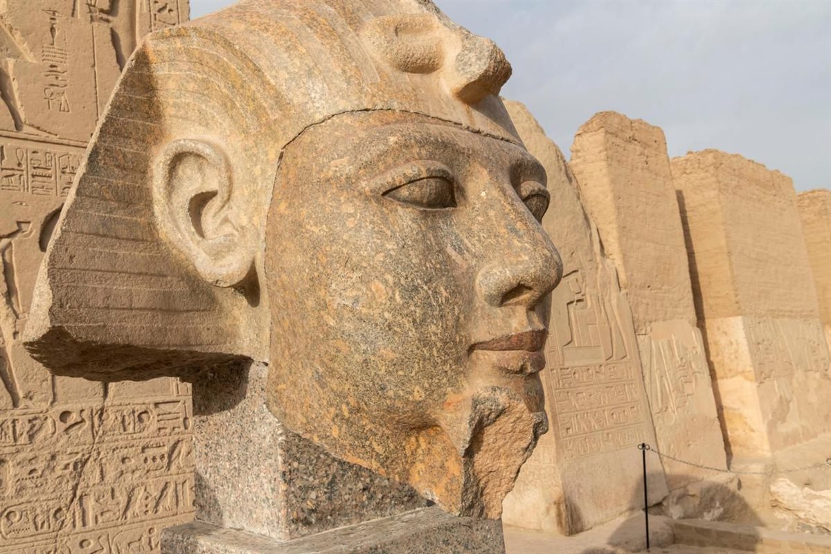 &nbsp;ترميم رأس تمثال من الجرانيت للملك رمسيس الثاني&nbsp;