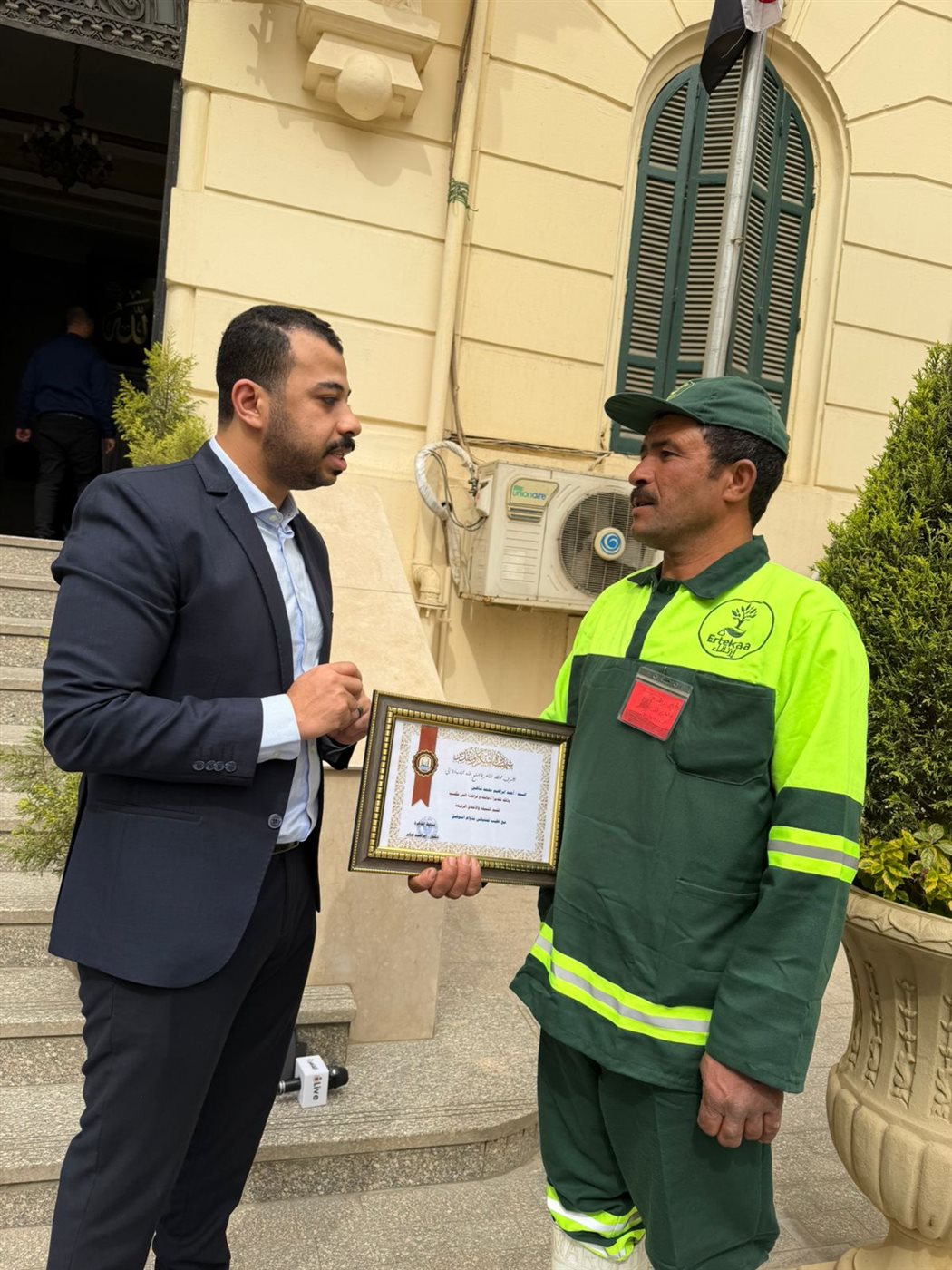 عامل نظافة بالقاهرة يعيد الأمانة ويرفض المكافأة