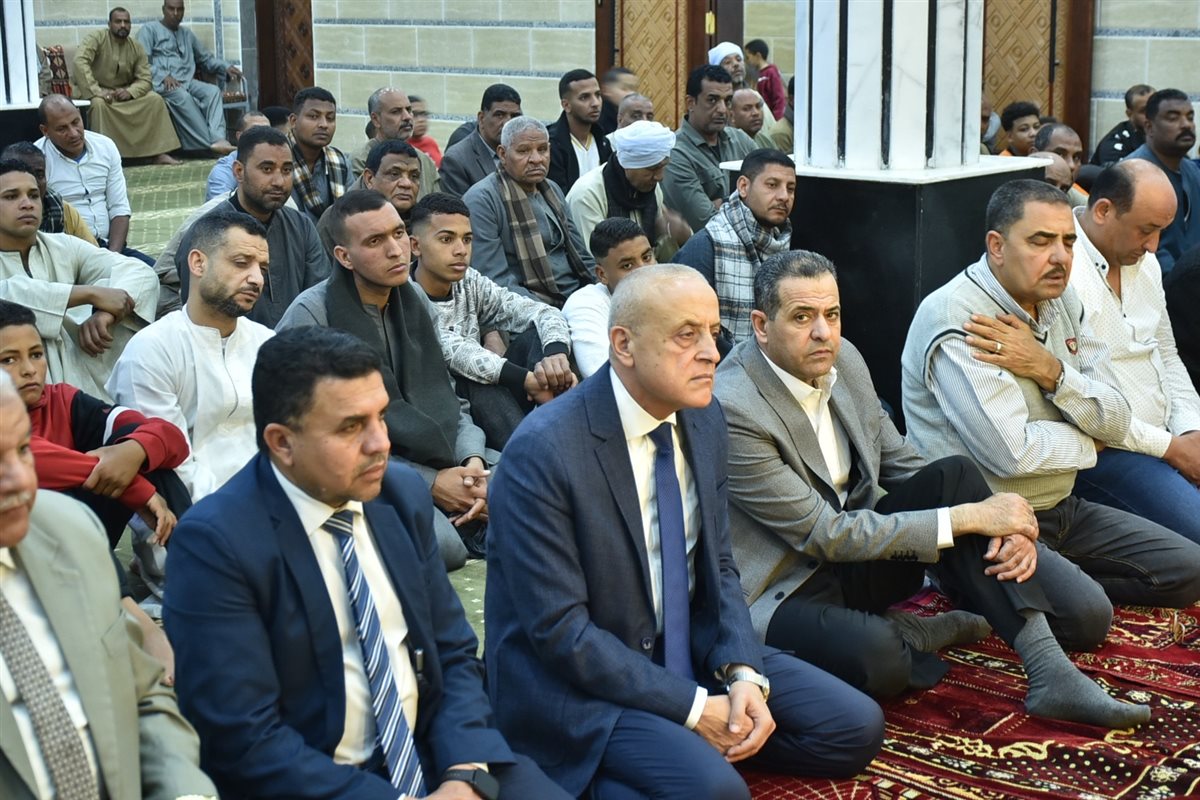 محافظ الأقصر يعد بمشروعات تنموية في الأقالتة