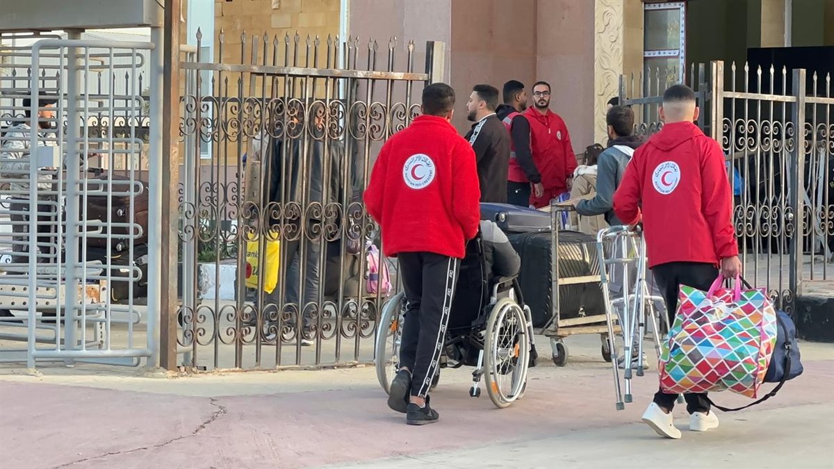 الهلال الأحمر المصري يستأنف استقبال دفعة جديدة من جرحى ومصابين غزة