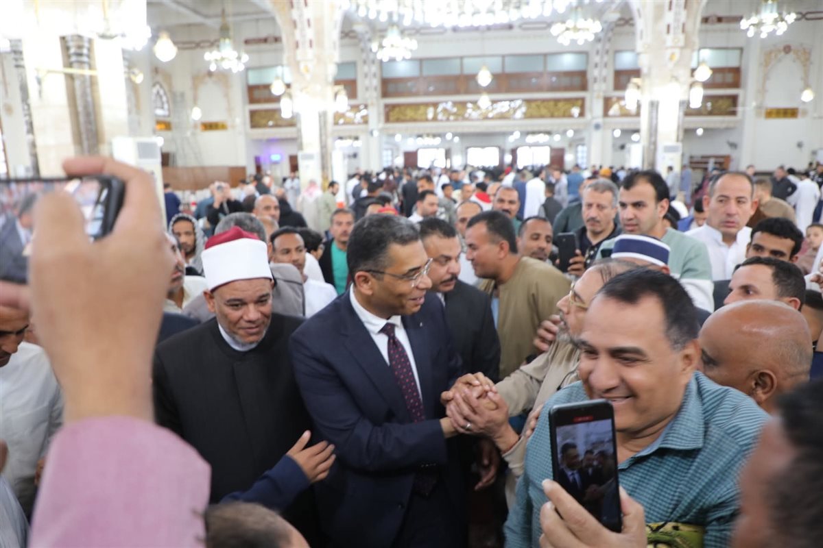 محافظ البحر الاحمر يؤدي صلاة العيد بمسجد الميناء 