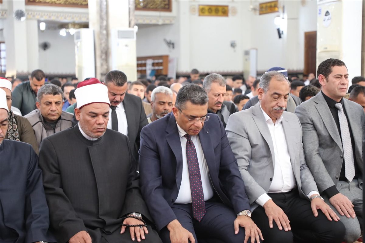محافظ البحر الاحمر يؤدي صلاة العيد بمسجد الميناء 