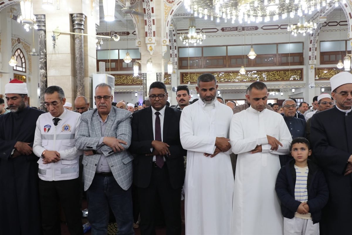 محافظ البحر الاحمر يؤدي صلاة العيد بمسجد الميناء 