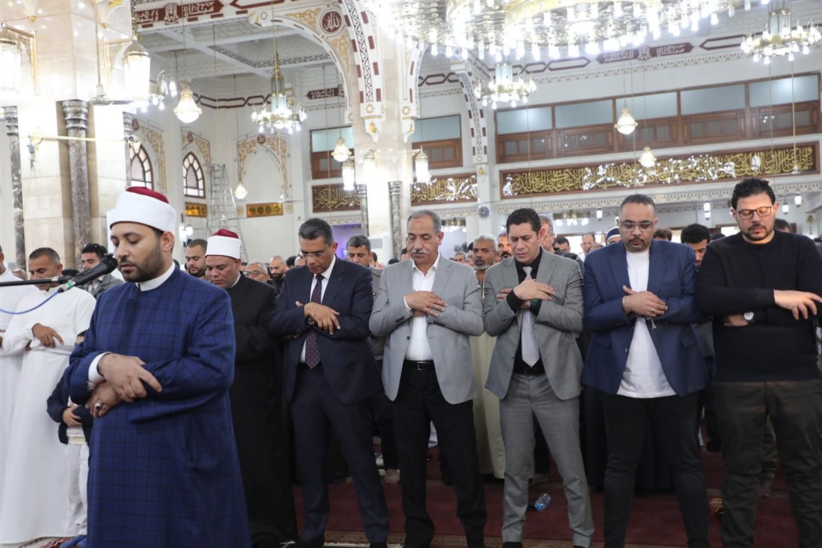 محافظ البحر الاحمر يؤدي صلاة العيد بمسجد الميناء 