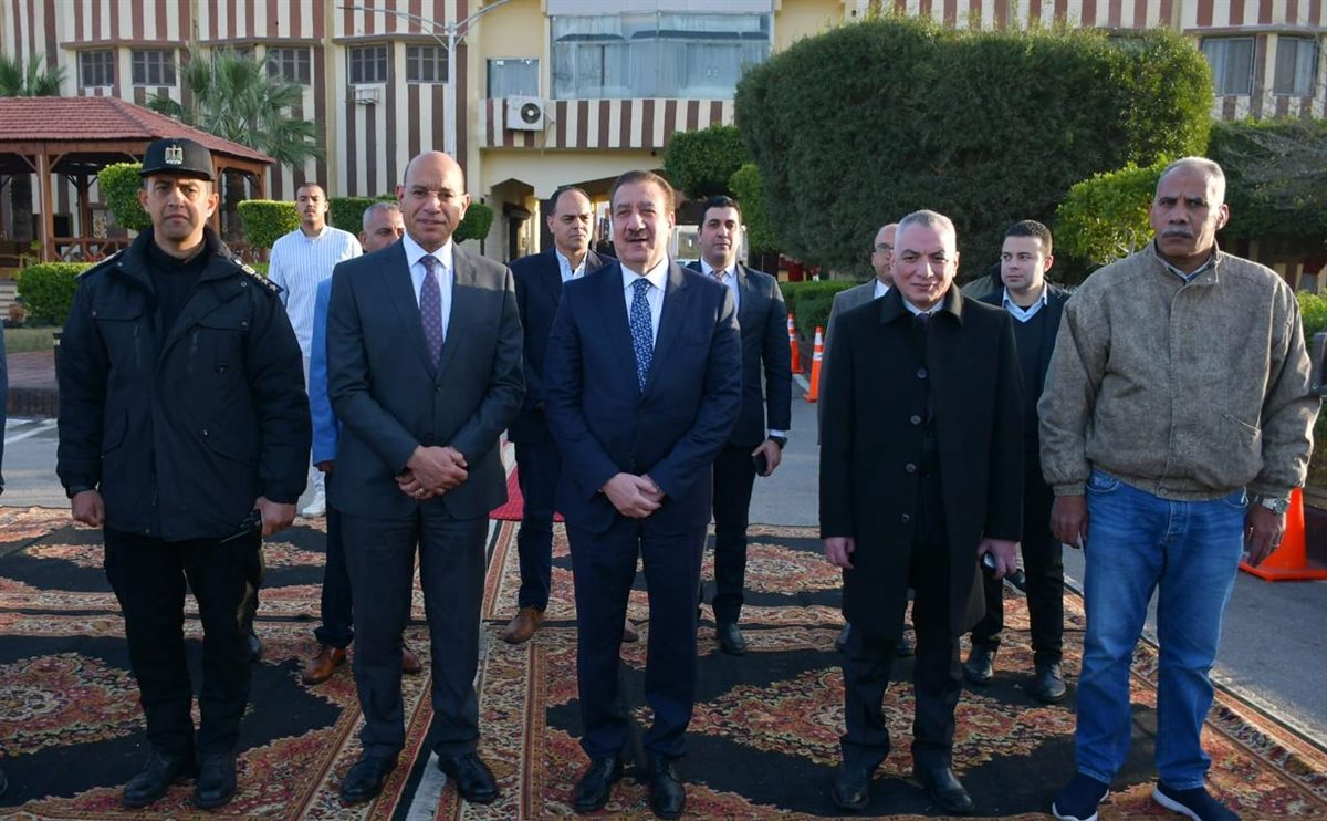 محافظ بورسعيد يزور قوات الأمن