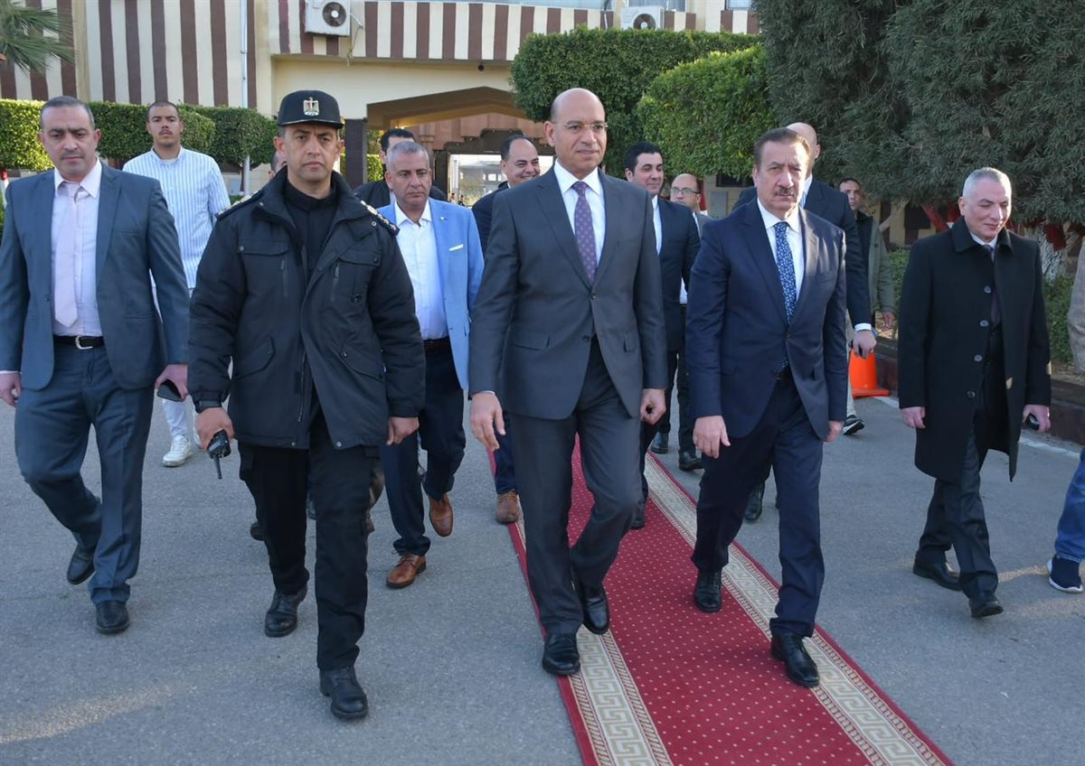 محافظ بورسعيد يزور قوات الأمن