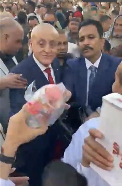 محافظ الأقصر يوزع العيديات من الألعاب والشيكولاتة&nbsp;