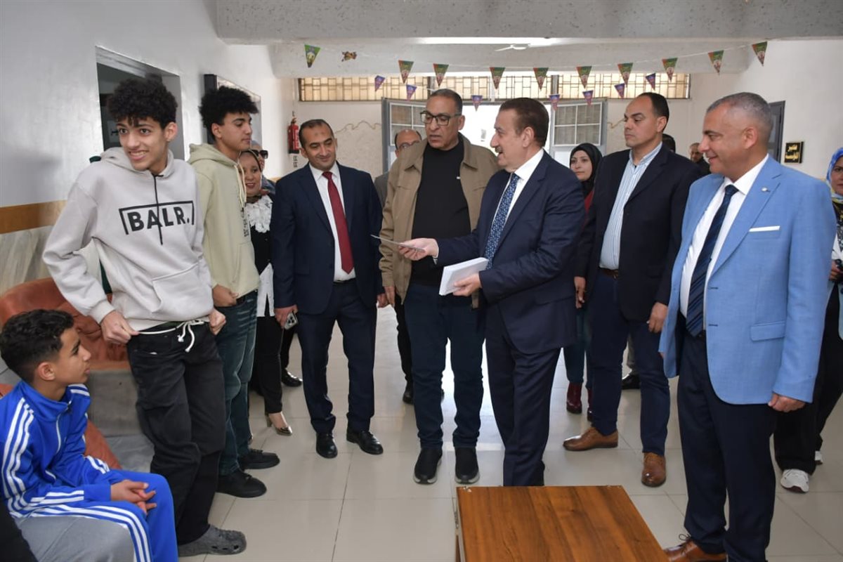 محافظ بورسعيد يزور الأيتام 