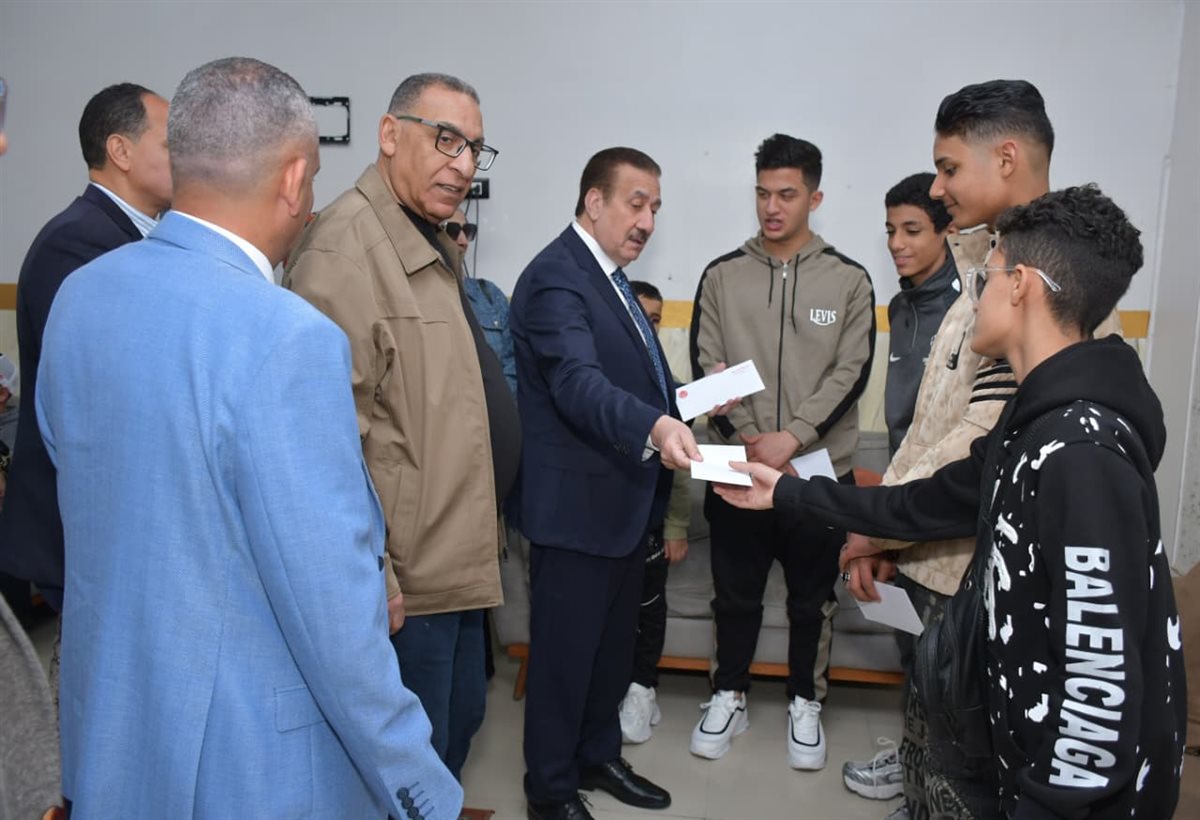 محافظ بورسعيد يزور الأيتام 