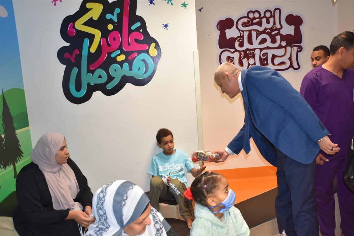 محافظ الأقصر يوزع الهدايا على الأطفال مرضى السرطان&nbsp;