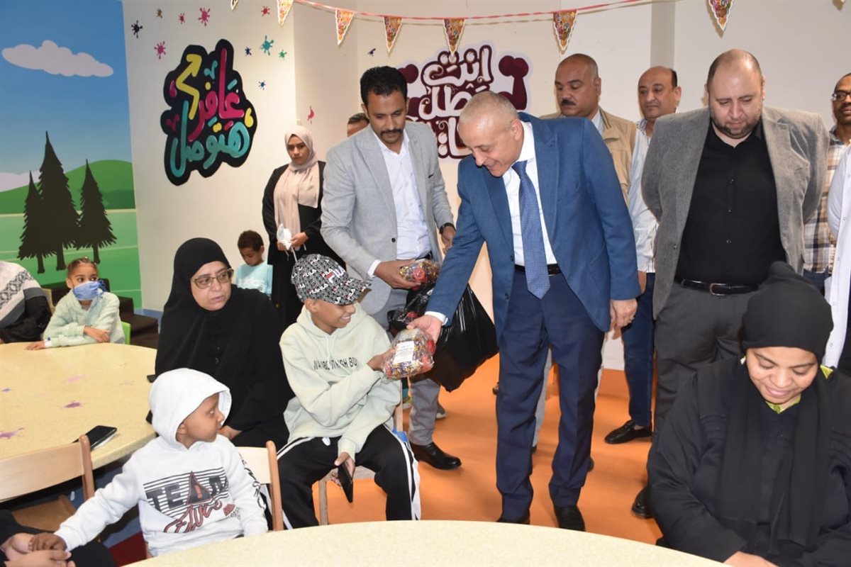 محافظ الأقصر يوزع الهدايا على الأطفال مرضى السرطان&nbsp;