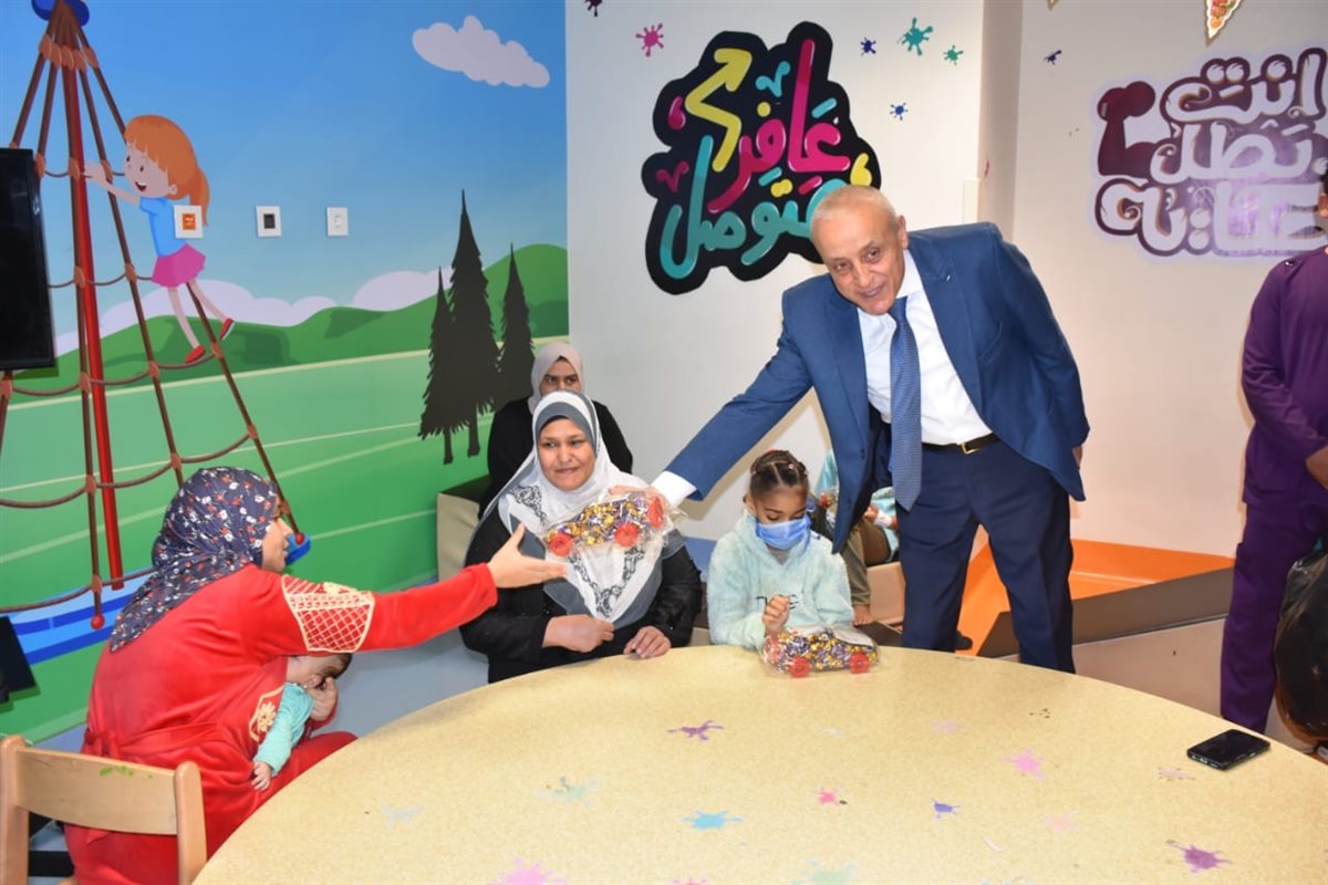 محافظ الأقصر يوزع الهدايا على الأطفال مرضى السرطان&nbsp;