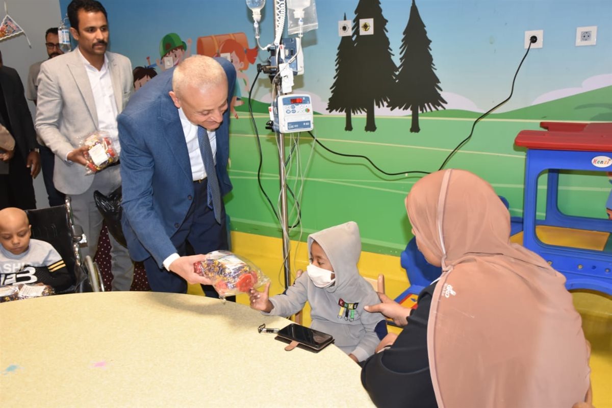 محافظ الأقصر يوزع الهدايا على الأطفال مرضى السرطان&nbsp;