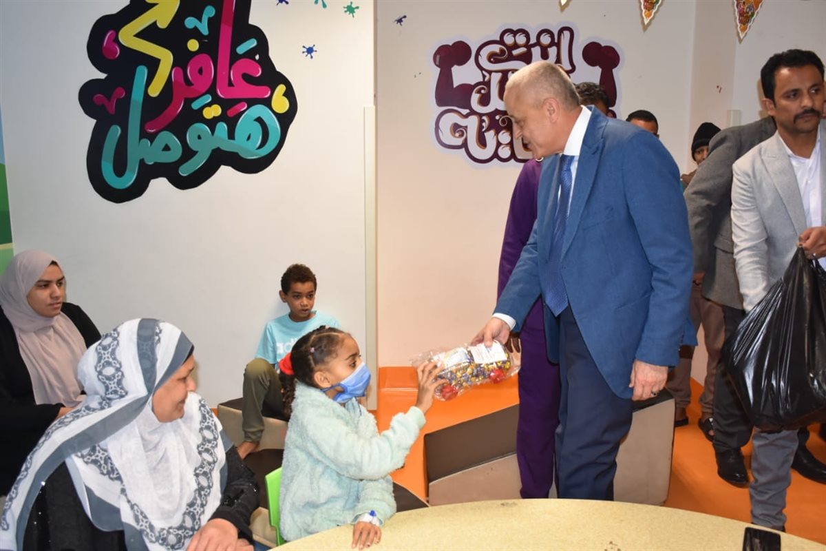 محافظ الأقصر يوزع الهدايا على الأطفال مرضى السرطان&nbsp;