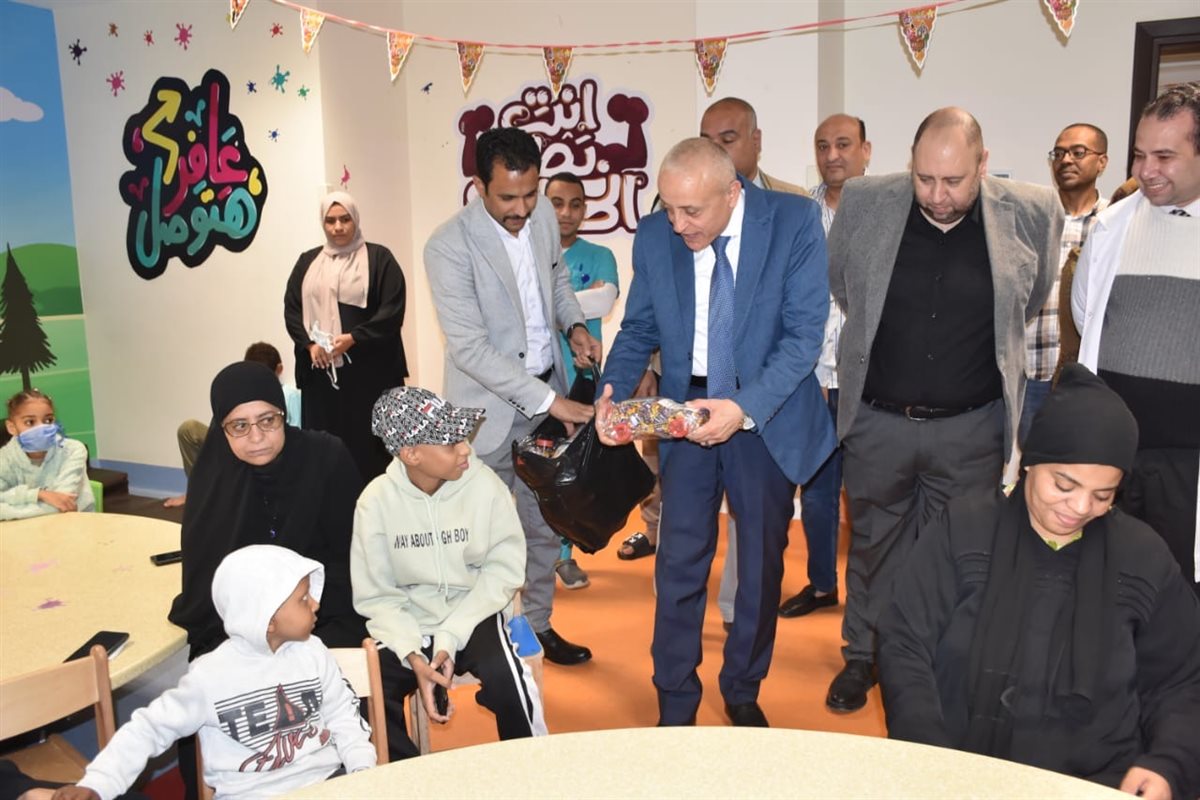 محافظ الأقصر يوزع الهدايا على الأطفال مرضى السرطان&nbsp;