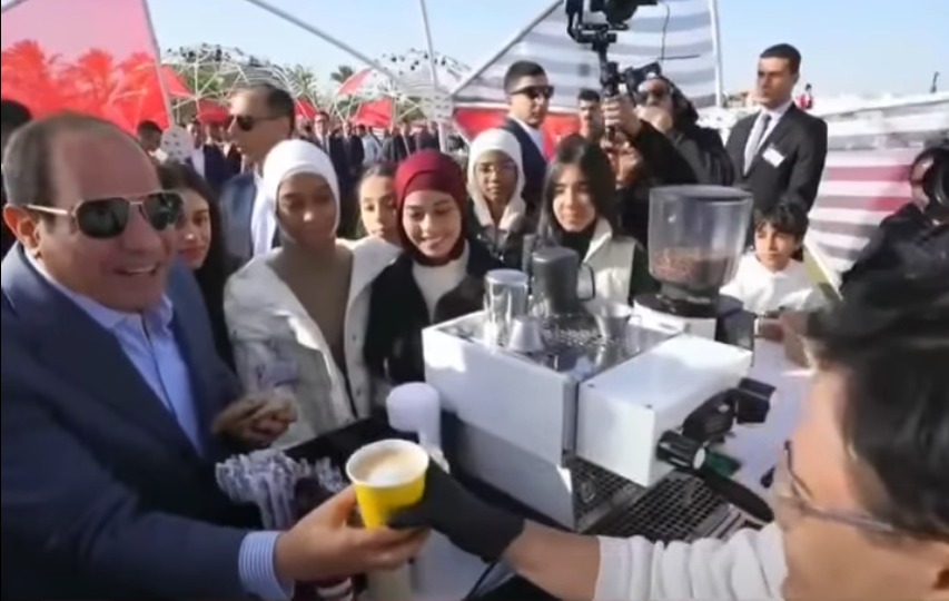الرئيس السيسي وشاب من ذوي الهمم