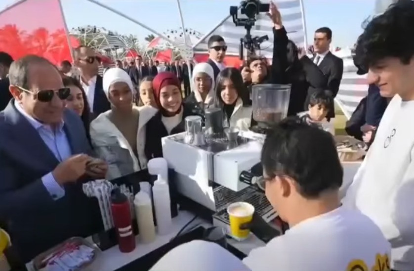 الرئيس السيسي وشاب من ذوي الهمم