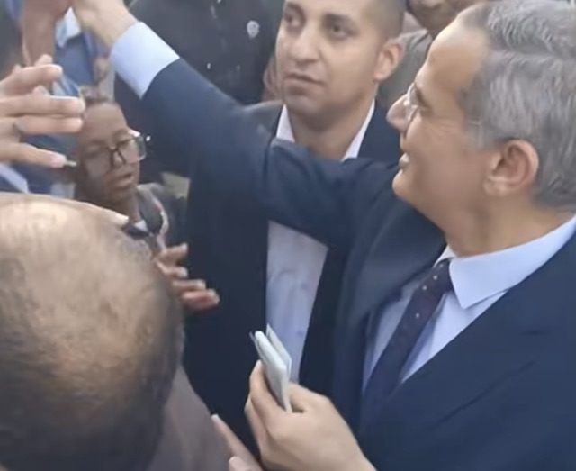 مدير أمن الأقصر يوزع العيديات على الصغار&nbsp;