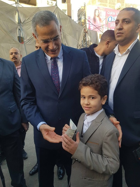 مدير أمن الأقصر يوزع العيديات على الصغار&nbsp;