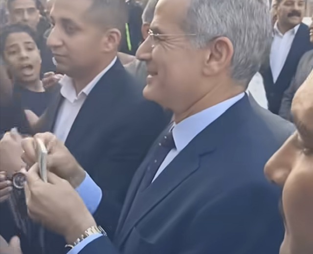 مدير أمن الأقصر يوزع العيديات على الصغار&nbsp;