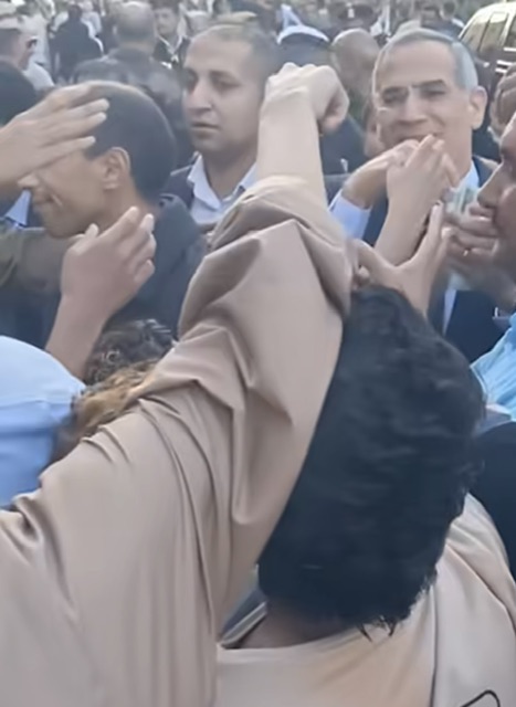 مدير أمن الأقصر يوزع العيديات على الصغار&nbsp;