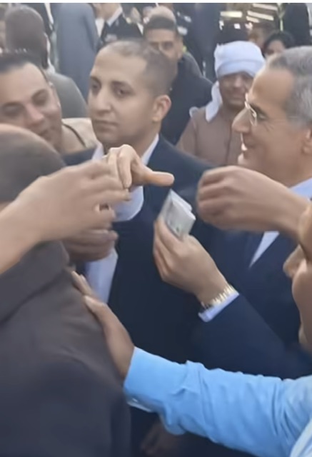 مدير أمن الأقصر يوزع العيديات على الصغار&nbsp;