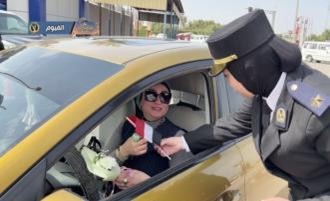 &nbsp;رجال الشرطة يشاركون المواطنين الاحتفال بتوزيع الورود وتعزيز التواصل المجتمعي
