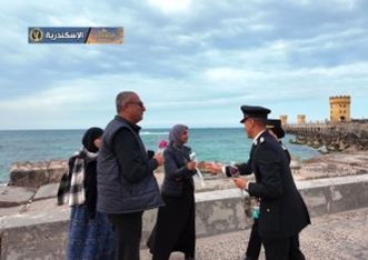 &nbsp;رجال الشرطة يشاركون المواطنين الاحتفال بتوزيع الورود وتعزيز التواصل المجتمعي