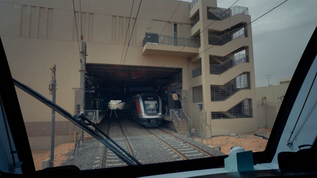 محطتي القيادة الاستراتيجية وكاتدرائية المسيح بالقطار الخفيف